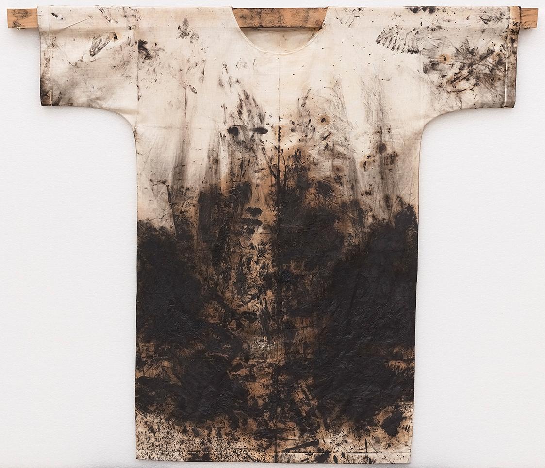 Hermann Nitsch, Malhemd der 40. Malaktion, 1997, Öl auf Stoff, 117 × 132 × 3 cm, Schenkung des …