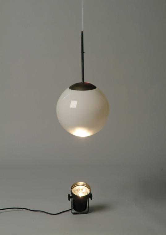 Isabell Heimerdinger, Eklipse, 2003, Glaslampe, Leuchte, Schnur, 361 x 30 x 30 cm, Belvedere, W…