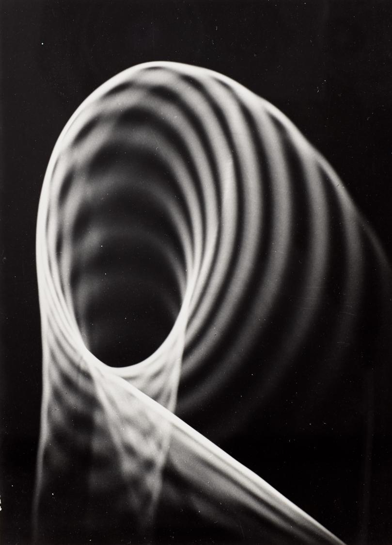 Herbert W. Franke, Fotoexperimente Lichtformen, 1953, Blattmaße: 23,1 × 16,7 cm, 2019 Schenkung…