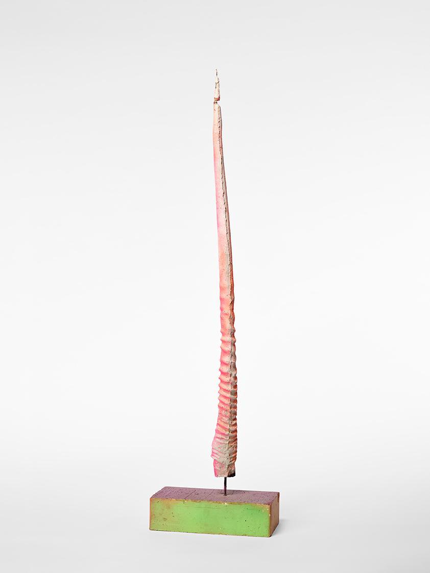 Sofia Goscinski, Oryx Series, 2017, Beton, Sprühfarbe, Ziegel, Eisen, 97 × 12 × 25 cm, Ankauf a…