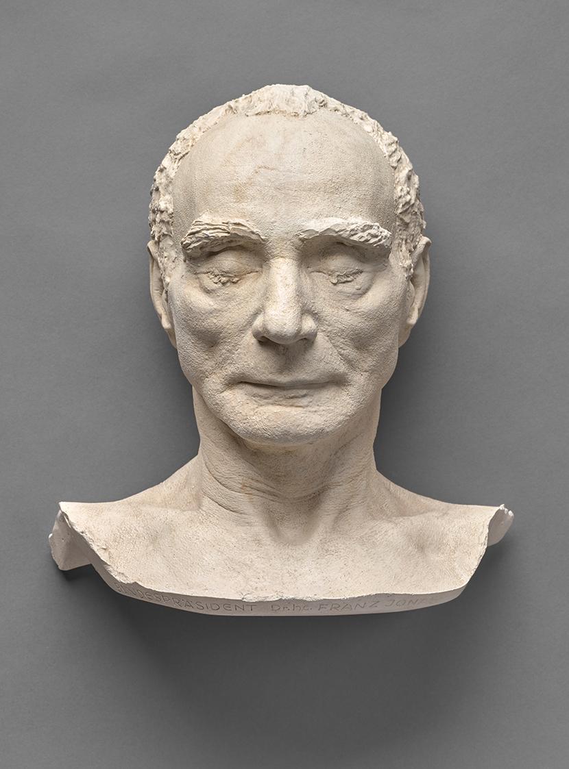 Johannes Sander, Totenmaske Bundespräsident Franz Jonas, 1974, Gips getönt, 35 × 31,5 × 21 cm,  ...