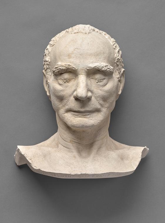 Johannes Sander, Totenmaske Bundespräsident Franz Jonas, 1974, Gips getönt, 35 × 31,5 × 21 cm, …