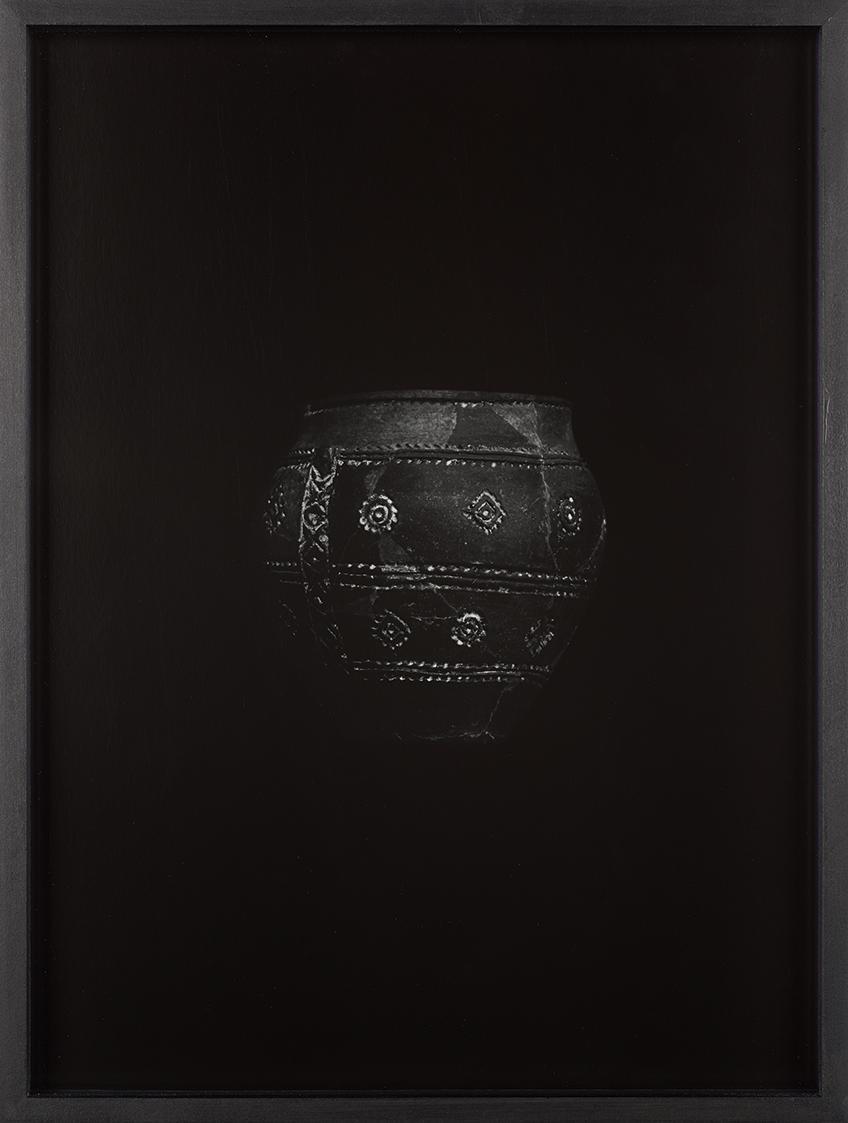 Anja Ronacher, Die Namenlosen (Gefäß, 3000–2200 v. Chr., Vucedol-Museum, Vukovar), 2017, Silber…