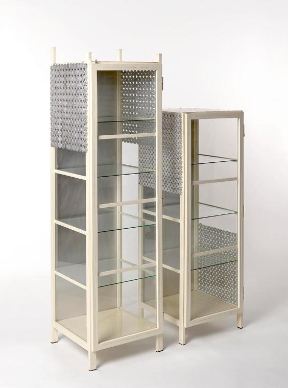 Christine Hohenbüchler, Zwei Glasvitrinen, 1993, Stahlformrohr lackiert, Glas, Aluminiumplättch…