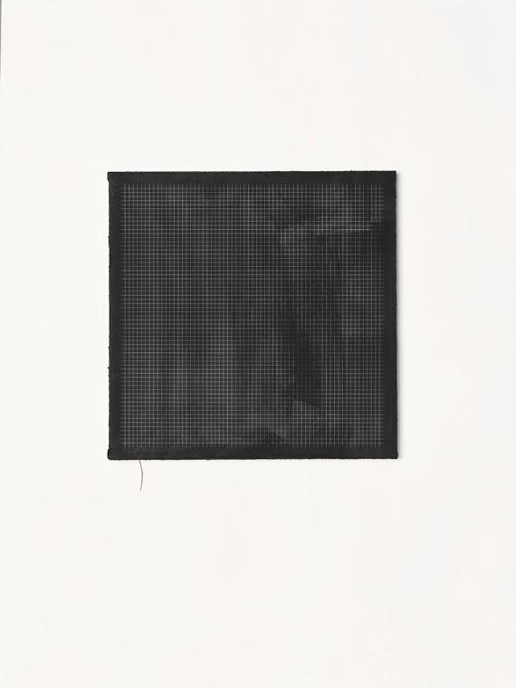 Nicolas Jasmin, Untitled, 2018, Laserentfernte Mischtechnik auf Sackleinen, 31,3 × 31,3 cm, Bel…