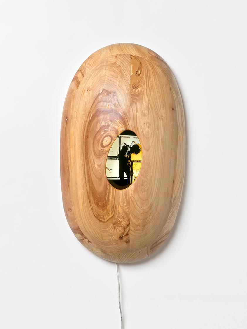 Christine Hohenbüchler, Imaginary Observer, 1990, Ulmenholz, Cibachromabzug, Glas, Triplex, Lam…
