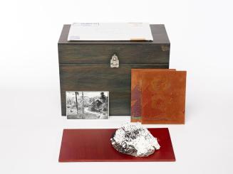Christine Hohenbüchler, Ohne Titel, undatiert, Holz, Metall, Silikon, 2 Bücher, 27 × 36 × 21 cm…
