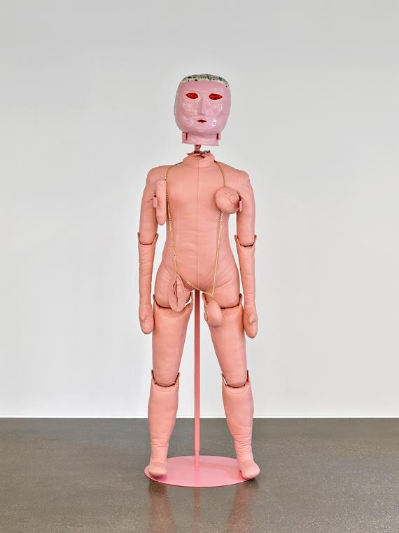 Jakob Lena Knebl, Joan, 2019, Leder, pulverbeschichteter Stahl, Keramik, 201 × 51 × 47 cm, Belv ...