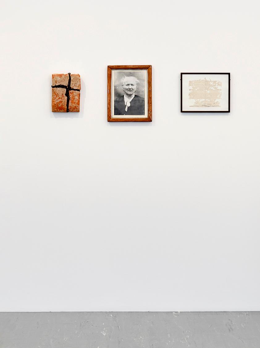 Josef Bauer, Mutmaßung über ein Foto, 1956–1978, Brief, Foto, Ziegel, Ziegel: 17,5 × 24,5 cm, B…