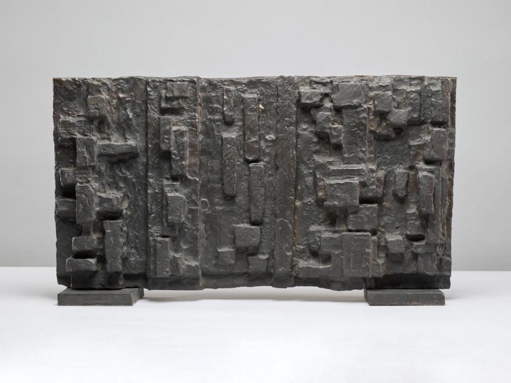 Fritz Wotruba, Relief mit fünf Figuren, 1963/64, Bronze, 38 × 71,5 × 7 cm, Belvedere, Wien, Inv…