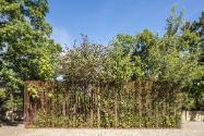 Lois Weinberger, Wild Cube, 2011, Ruderaleinfriedung aus Eisen, Spontanvegetation, 400 × 500 × …