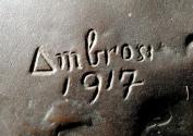 Gustinus Ambrosi, Otto Wagner, Detail: Bezeichnung, 1917, Bronze auf Marmor/ Serpentin-Postamen…