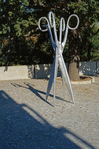 Valie EXPORT, Die Doppelgängerin, 2010, Aluminiumguss, gebürstet, 460 × 200 × 200 cm, 400 kg, B ...