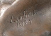 Gustinus Ambrosi, Benito Mussolini, Detail: Bezeichnung, 1924, Bronze auf Marmor-Postament, H: …