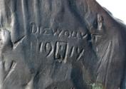 Gustinus Ambrosi, Die Wollust, Detail: Bezeichnung, 1914, Bronze auf Marmor-Postament, H: 40 cm…