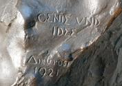 Gustinus Ambrosi, Genie und Idee, Detail: Bezeichnung, 1921, Bronze auf Onyx/Marmor-Postament, …