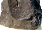 Gustinus Ambrosi, Der Seelenkranke, Detail: Bezeichnung, 1915, Bronze auf Onyx/ Serpentin-Posta…