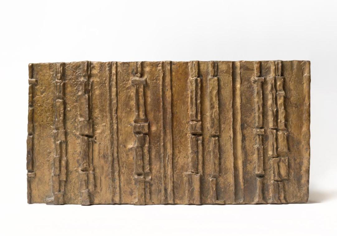 Fritz Wotruba, Relief mit acht Figuren, 1961, Bronze, 30 × 60 × 4 cm, Belvedere, Wien, Inv.-Nr.…