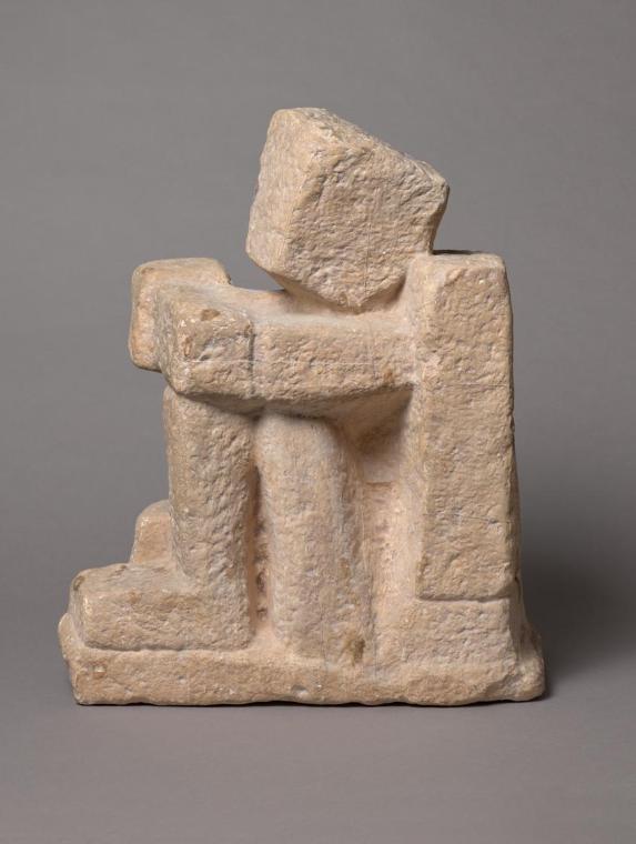 Fritz Wotruba, Hockender (Geschlossene Figur), 1951, Gipsguss nach Steinskulptur, 52,5 × 23 × 4…