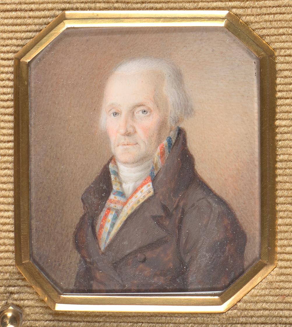 Älterer Herr mit blau-weiß-roter Weste