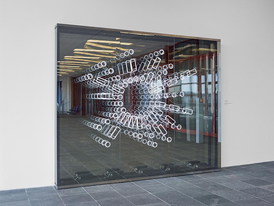 Brigitte Kowanz, WHATWHENWHEREWHYHOW, 2011, Neonröhren, Transformatoren, Kabel, Spiegel, 245 × …