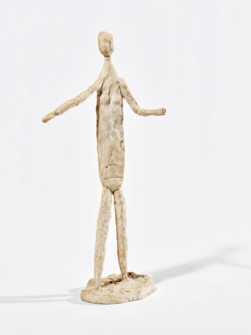 Kleine stehende Figur (mit ausgebreiteten Armen)