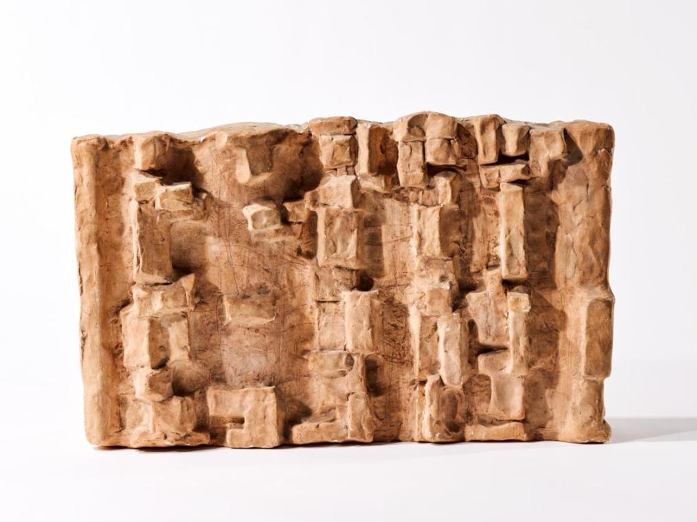 Relief mit fünf Figuren