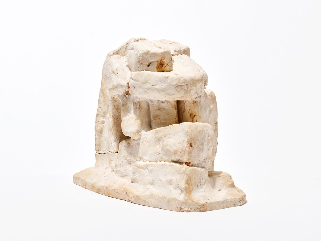 Kleine kauernde Figur