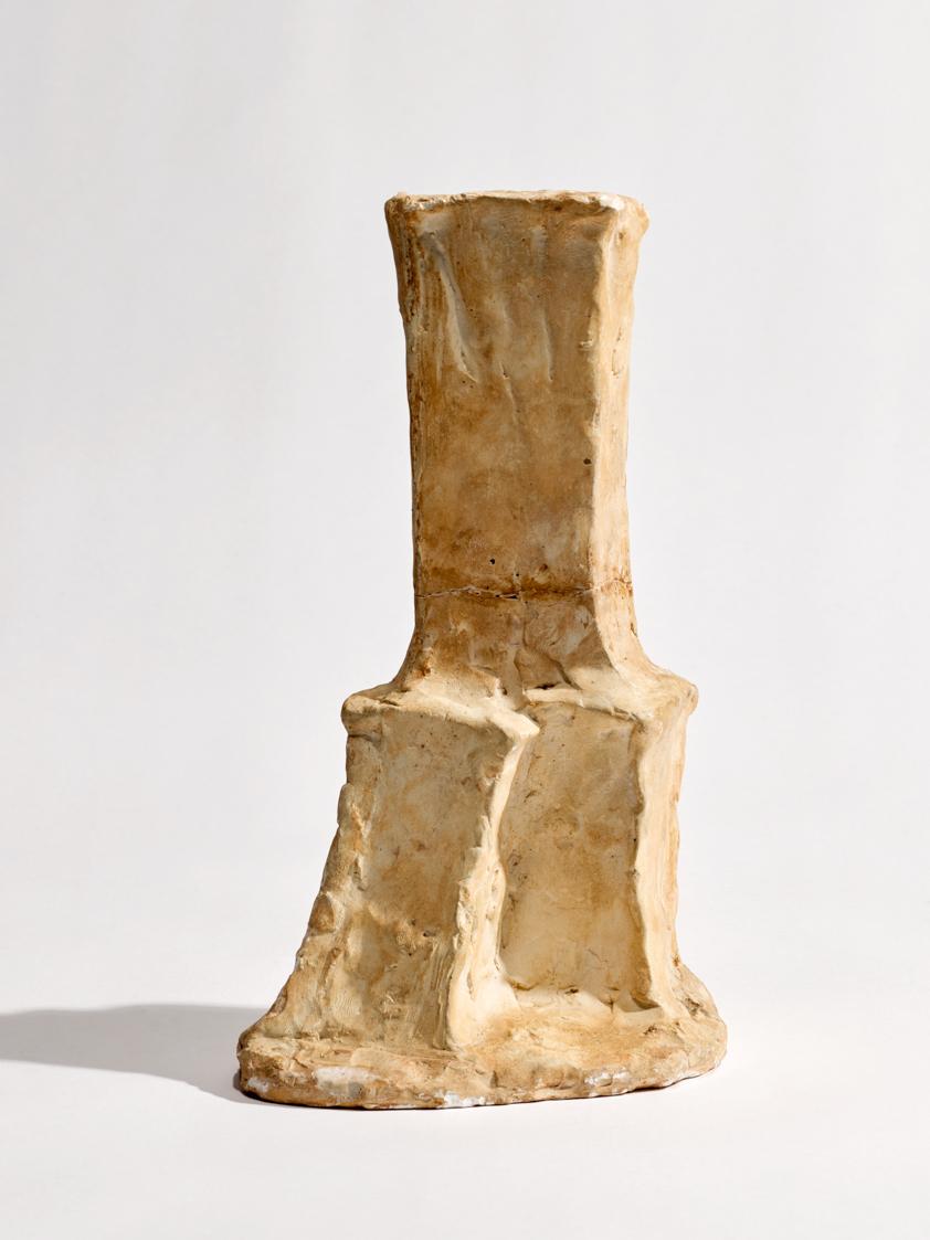 Fritz Wotruba, Kleiner Torso (das rechte Bein vorgesetzt), 1969, Gipsguss nach Tonmodell, 27,5 …