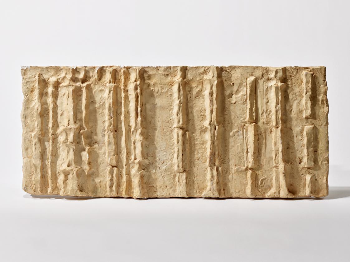 Relief mit neun Figuren