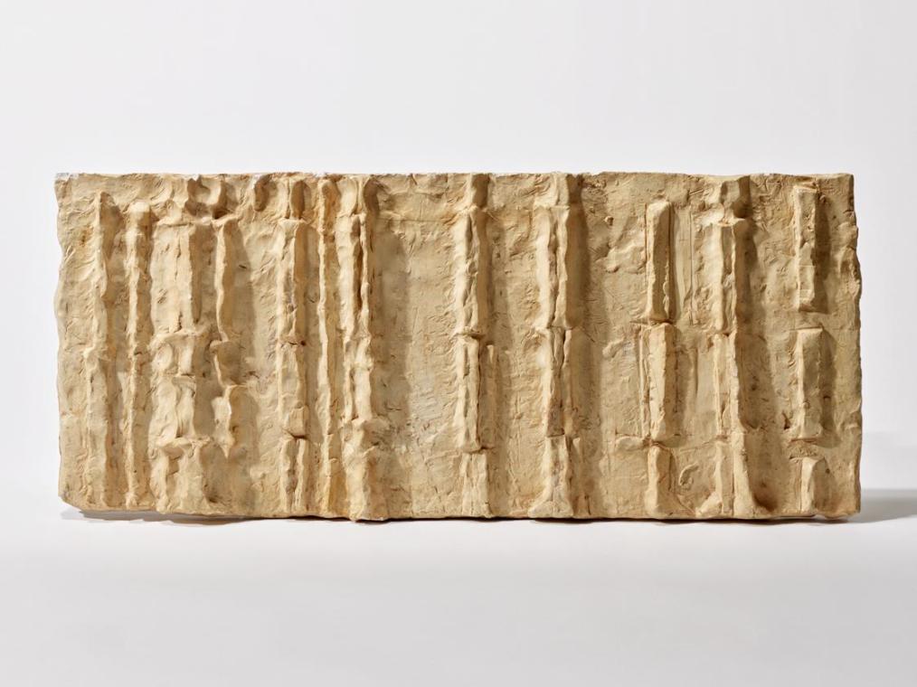Relief mit neun Figuren
