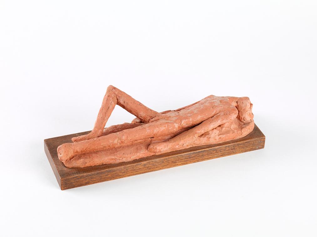 Fritz Wotruba, Liegende Figur, Studie zu Liegender Jüngling, 1943, Ton/Modelliermasse, 6 × 28 ×…