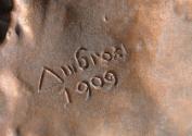 Gustinus Ambrosi, Die Bettlerin, Detail: Bezeichnung, 1909, Bronze, H: 25 cm, Belvedere, Wien, …