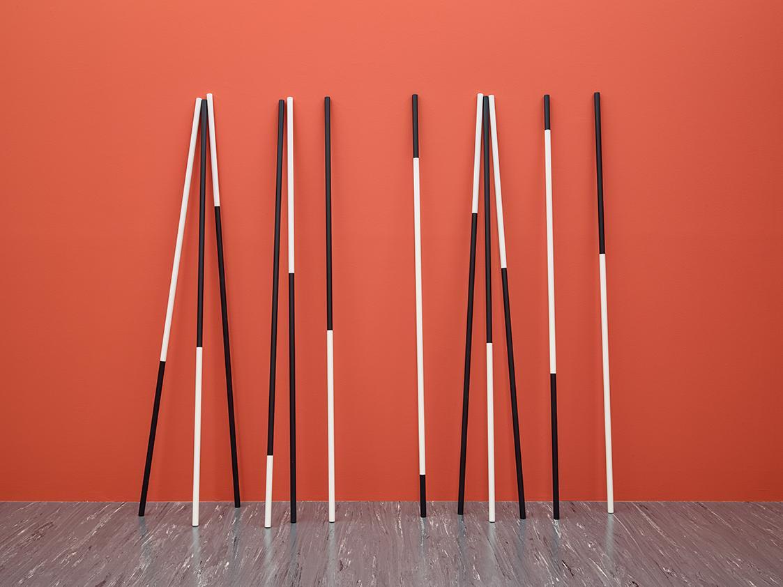 Simon Wachsmuth, Ohne Titel (Stäbe), 2007, 12 Aluminium-Rundrohre 30/3 mm, lackiert, 12 Stäbe z…