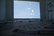 Oliver Ressler, Fly Democracy, 2007, Video (Farbe, Ton, Loop), Flugblätter, Blattmaße: 29,7 × 2…