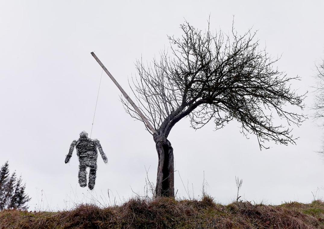 Christian Eisenberger, Hang Over, 2014/2015, C-Print auf Büttenpapier, Blattmaße: 42 × 59,4 cm,…