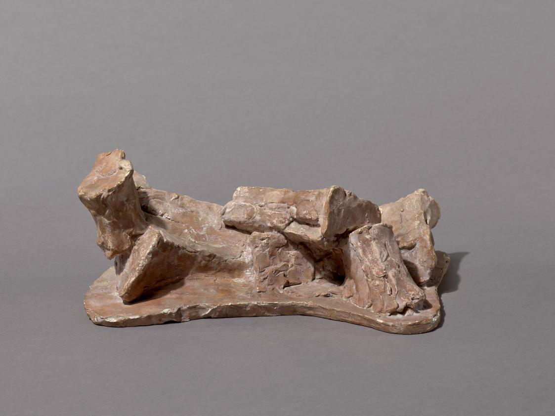 Fritz Wotruba, Liegende Figur II, 1972, Gipsguss nach Tonmodell, 15 × 37,5 × 22 cm, Belvedere, …