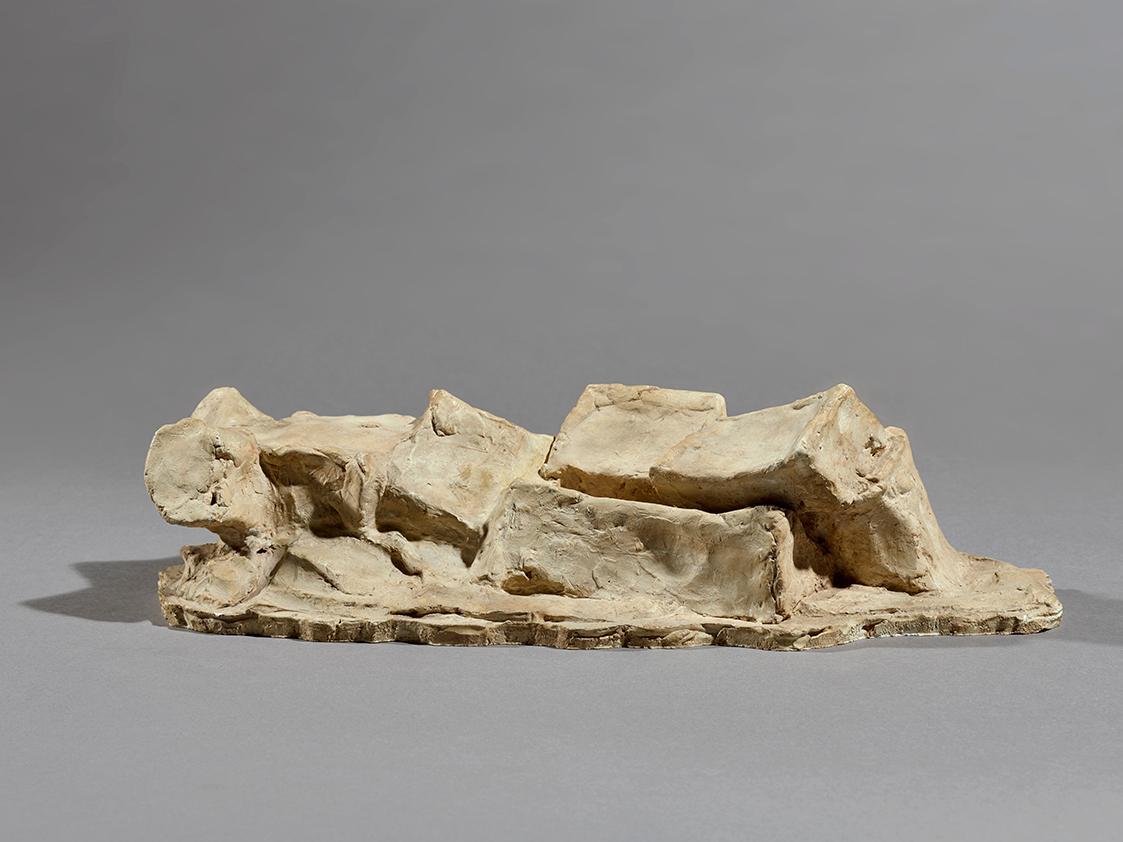 Fritz Wotruba, Liegende Figur IV, 1972, Gipsguss nach Tonmodell, 45 × 12 × 19 cm, Belvedere, Wi…