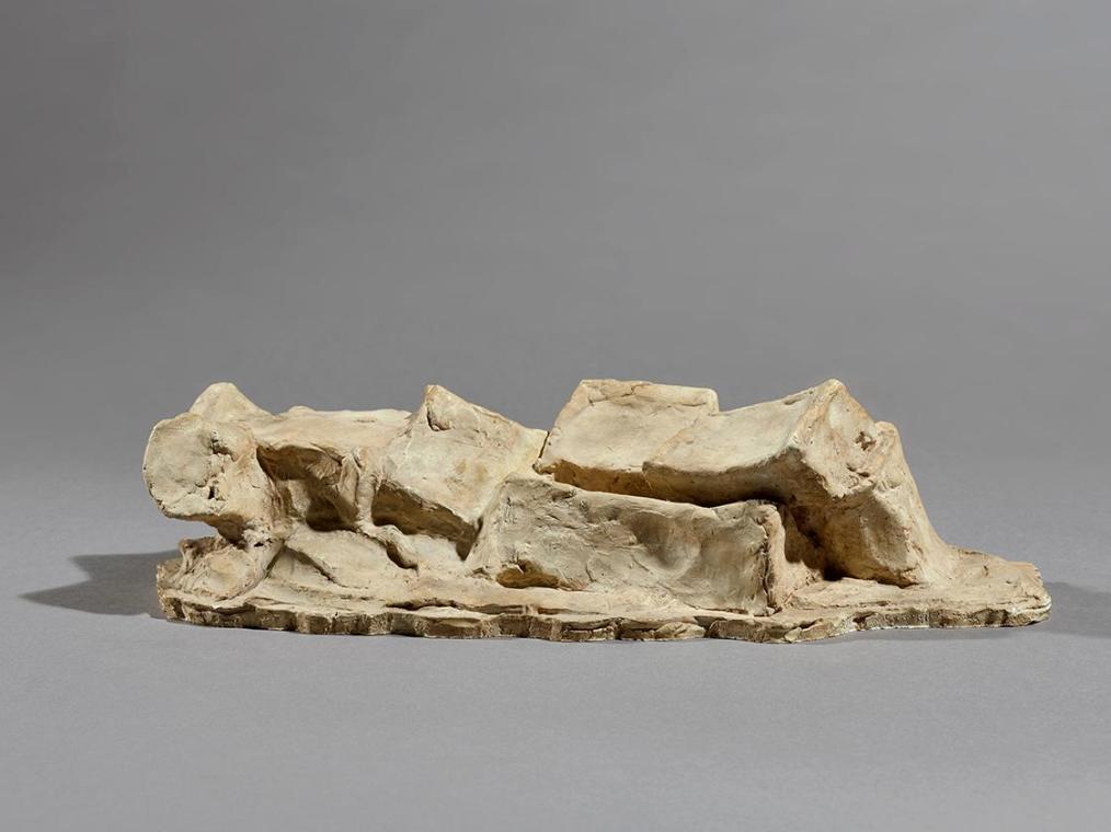 Fritz Wotruba, Liegende Figur IV, 1972, Gipsguss nach Tonmodell, 45 × 12 × 19 cm, Belvedere, Wi…