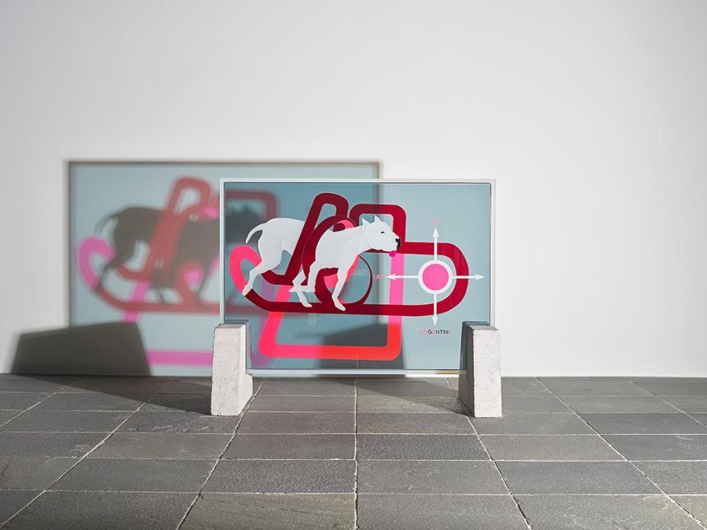 Linda Bilda, Dog – Papusa rennt, 2004, LightGlass auf Betonfüßen, gesamt: 86 × 104 × 49 cm, Bel…