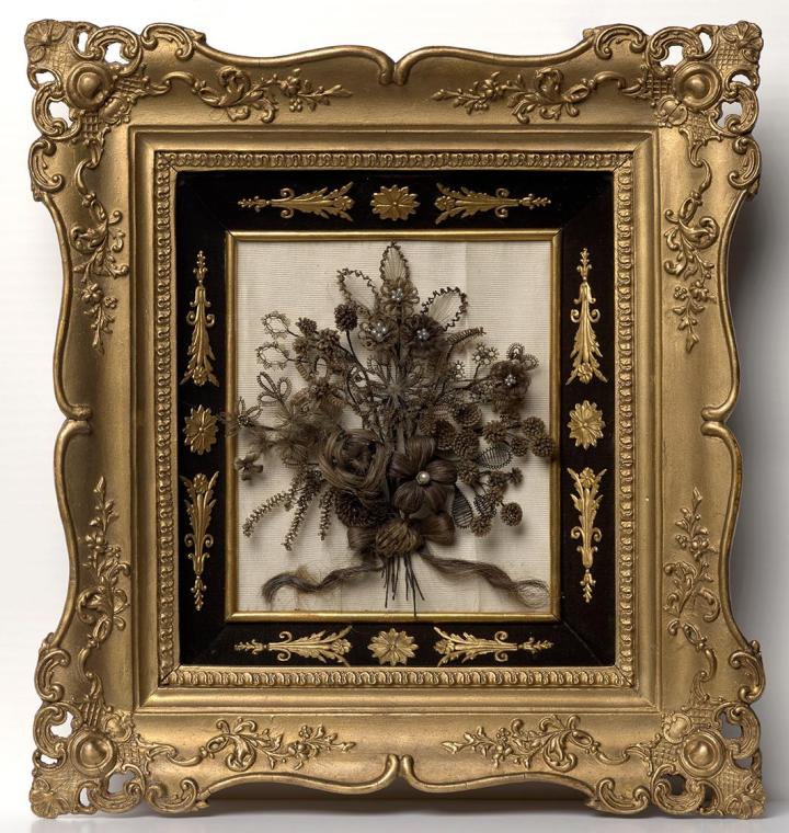 Unbekannte Künstlerin, Blumenbouquet, undatiert, Haar, Draht, Metall- und Kunststoffperlen, Sam…