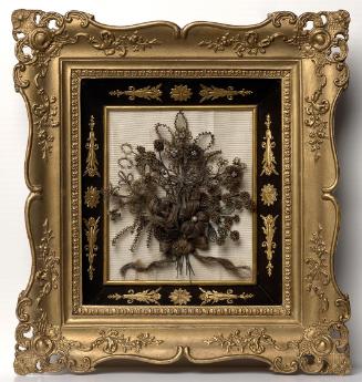 Unbekannte Künstlerin, Blumenbouquet, undatiert, Haar, Draht, Metall- und Kunststoffperlen, Sam…