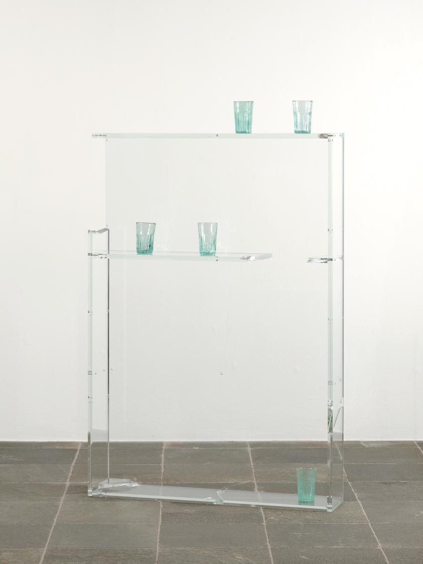 Lazar Lyutakov, Way of the Sand, 2019, 5 Bia Hoi Gläser, Acrylglas, Metallschrauben, 150 × 100 …