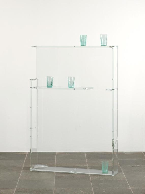 Lazar Lyutakov, Way of the Sand, 2019, 5 Bia Hoi Gläser, Acrylglas, Metallschrauben, 150 × 100 …