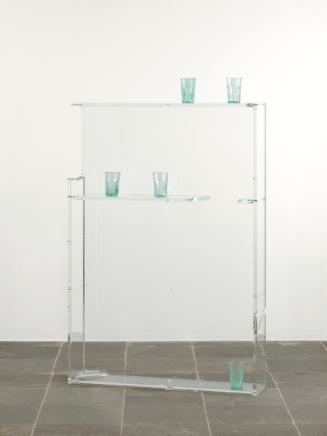 Lazar Lyutakov, Way of the Sand, 2019, 5 Bia Hoi Gläser, Acrylglas, Metallschrauben, 150 × 100 …