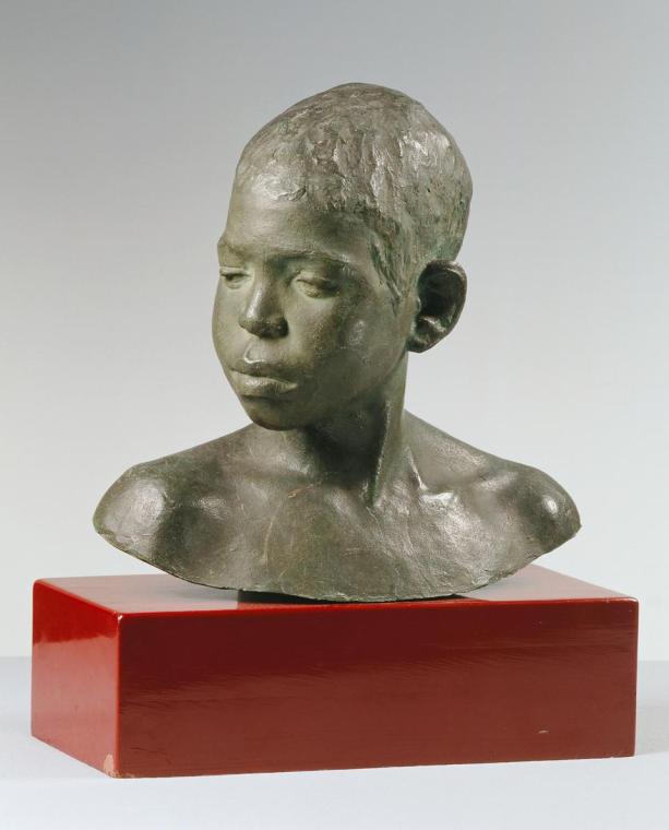 Arthur Strasser, Ein Nubier, 1892, Terrakotta, grün patiniert, H. inkl. Sockel: 41,5 cm, Belved…