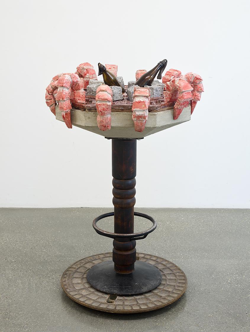 Michèle Pagel, Luxus für Alle!, 2022, Barhocker, Gullideckel, Beton, glasierte Keramik, glasier…
