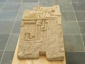 Zbyněk Sekal, Stein - Labyrinth (Sankt Margarethen), 1966, Sandstein, 20 × 78,5 × 42,5 cm, Belv…