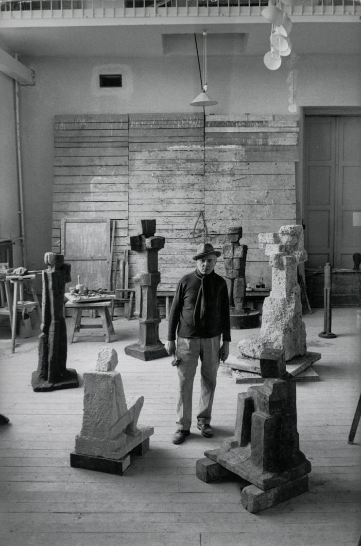 Erich Lessing, Fritz Wotruba umgeben von Werken in seinem Atelier, 1960, Schwarzweißfoto auf Fo…