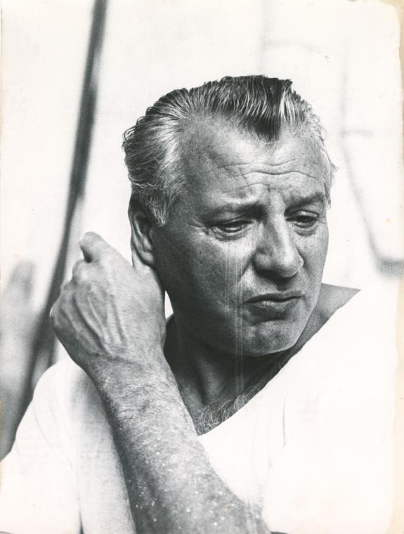 Barbara Pflaum, Porträtfoto Fritz Wotruba mit Hand am Ohr, um 1960, Schwarzweißfoto auf Fotopap…